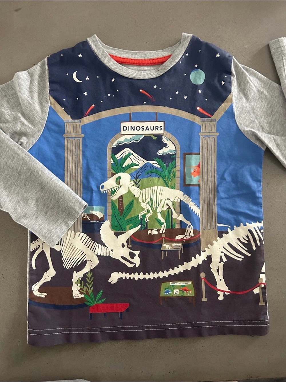 4-5 Mini Boden glow in the dark dinosaur museum shirt LN